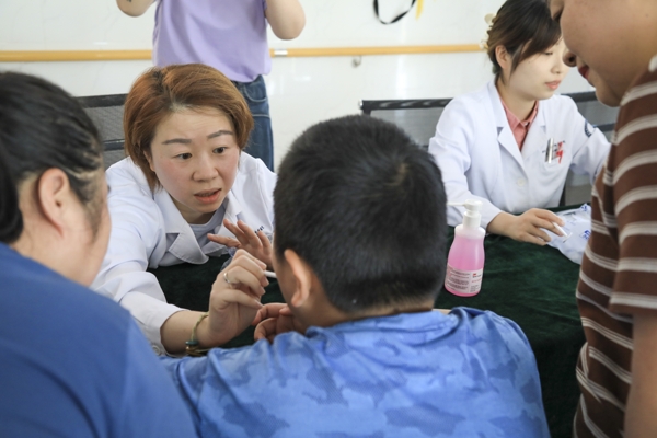 醫護人員為孩子進行口腔疾病篩查1_愛奇藝.jpg
